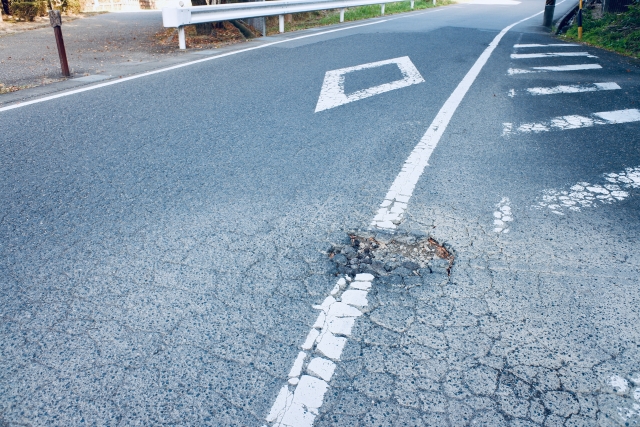道路の穴ぼこはどこに連絡?関市の連絡先と#9910・市道・県道の通報方法を解説