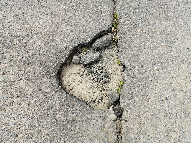 道路の穴ぼこはどこに連絡?関市の連絡先と#9910・市道・県道の通報方法を解説