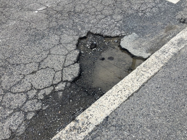 道路の穴ぼこはどこに連絡?関市の連絡先と#9910・市道・県道の通報方法を解説