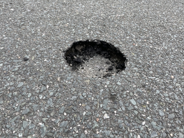 道路の穴ぼこはどこに連絡?関市の連絡先と#9910・市道・県道の通報方法を解説