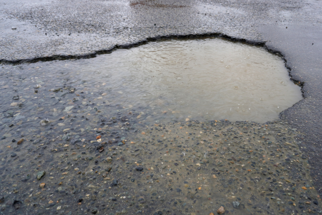 道路の穴ぼこはどこに連絡?関市の連絡先と#9910・市道・県道の通報方法を解説